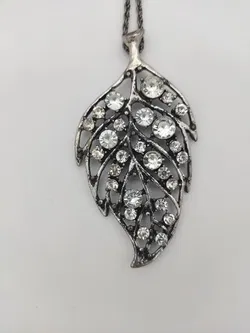 Halskette in Blattform mit Glitzersteinchen und Steinen Gr.75 cm  - Bild 3