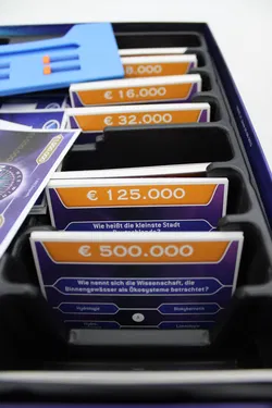 Wer wird Millionär – Das offizielle RTL Quizspiel (Jumbo, Neue Edition, signiert von Armin Assinger) - Bild 2