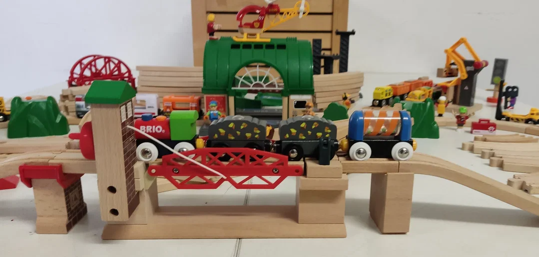 Brio Holzspielzeug/Eisenbahn Konvolut mit Holzkiste – Bild 7
