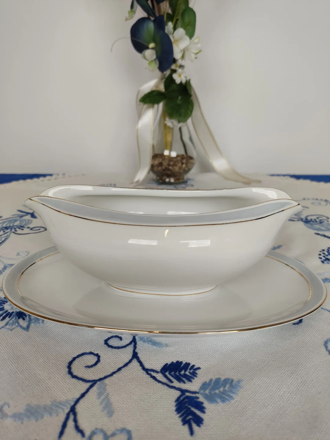 Porzellan-Sauciere KPM Krister mit Goldrand | Vintage-Schatz - Bild 1
