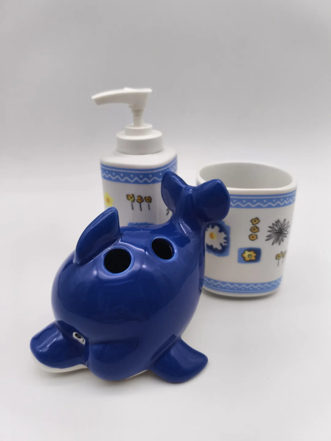 3 tlg. Badezimmer Set, spirella Seifenspender, spirella Zahnbürstenbecher/Zahnputzbecher, Delfin-Zahnbürstenhalter – Bild 3