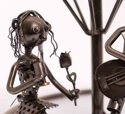 Metall-Figur Musik-Duo – Handgefertigte Skulptur mit Weinflaschenhalter - Bild 4