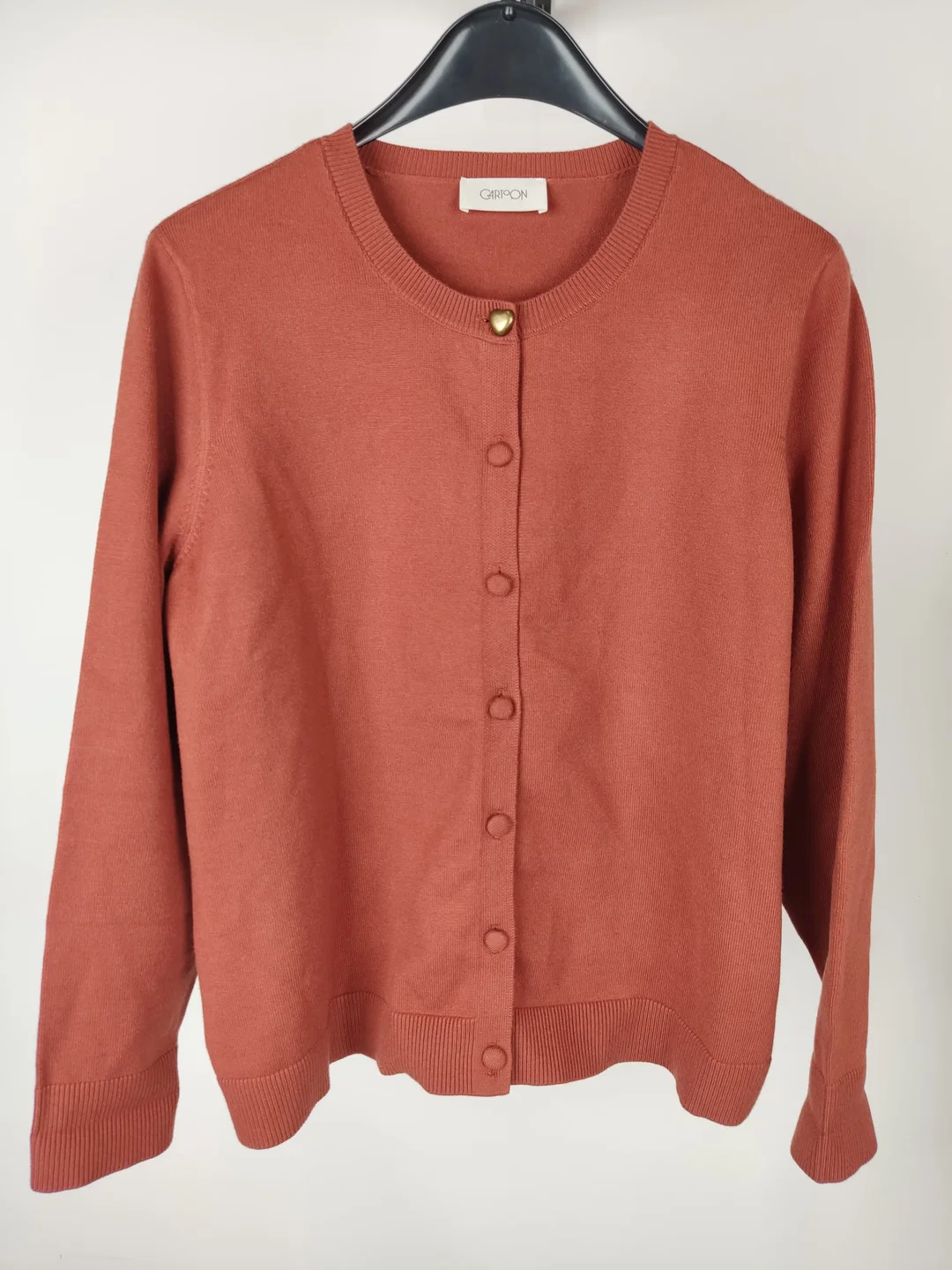 Cartoon Cardigan / Strickjacke mit Rundhalsausschnitt, mit Ersatzknöpfen, Größe 44 - Bild 1