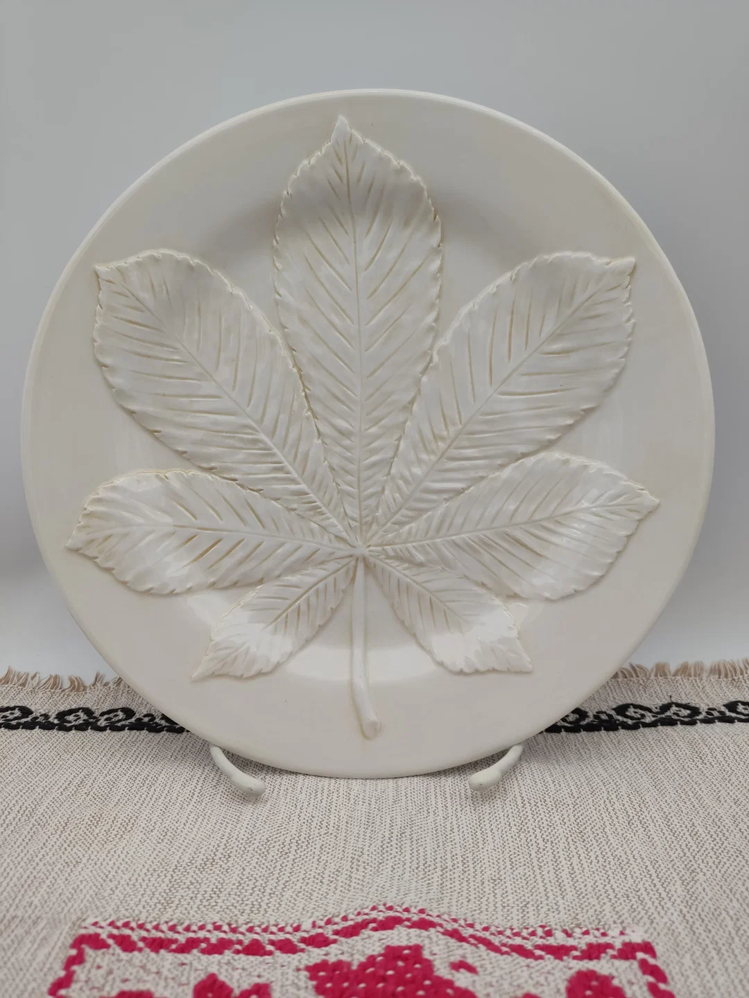 Krömer Porzellan-Dekoteller in Creme | Kastanienblatt-Relief – Bild 1
