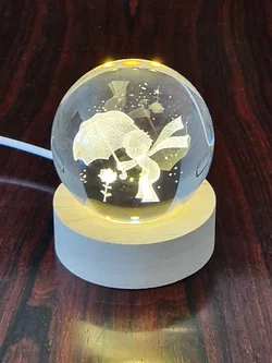 3D Kristallkugel mit LED – USB Dekoleuchte – Motiv: Person mit Regenschirm & Rose - Bild 2