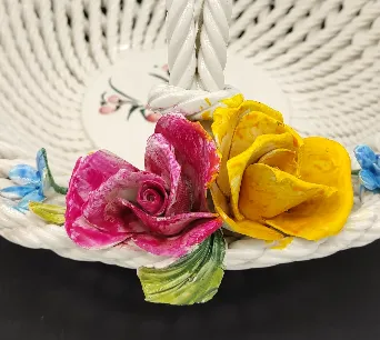 Bassano Porzellan/Keramik Korb mit Blumenmuster und Blumenschmuck  Höhe ca 21cm Ø ca 29cm – Bild 2