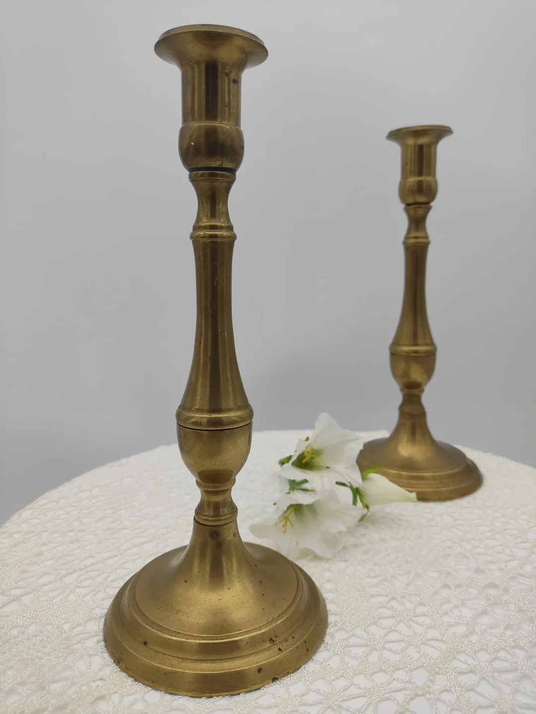 Kerzenständer Messing  2er Set, Höhe 23,5 cm, mit 2 Kerzen – Bild 4