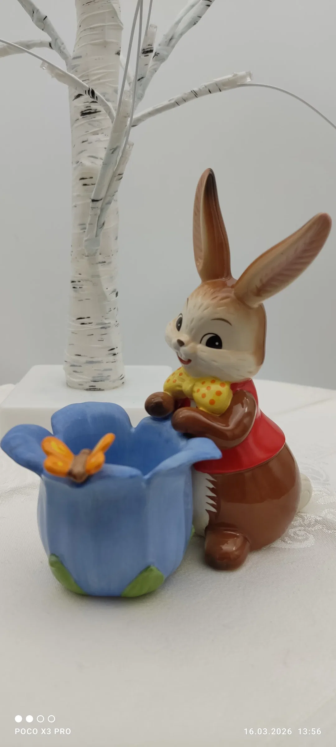 Goebel Porzellan-Hase Mit Glockenblume | Ostern-Sammlerstück  - Bild 1