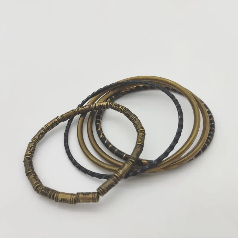 5 Armbänder schwarz, goldfarben - Gr. S/M – Bild 2