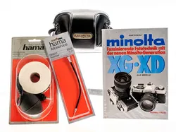 Minolta XG-2 Spiegelreflexkamera mit Objektiv 1:2/45 mm und diversem Zubehör - Bild 2