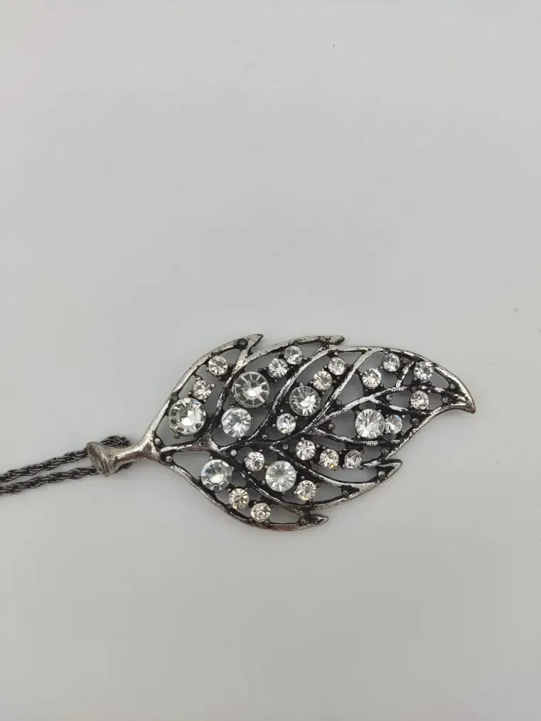 Halskette in Blattform mit Glitzersteinchen und Steinen Gr.75 cm  - Bild 4