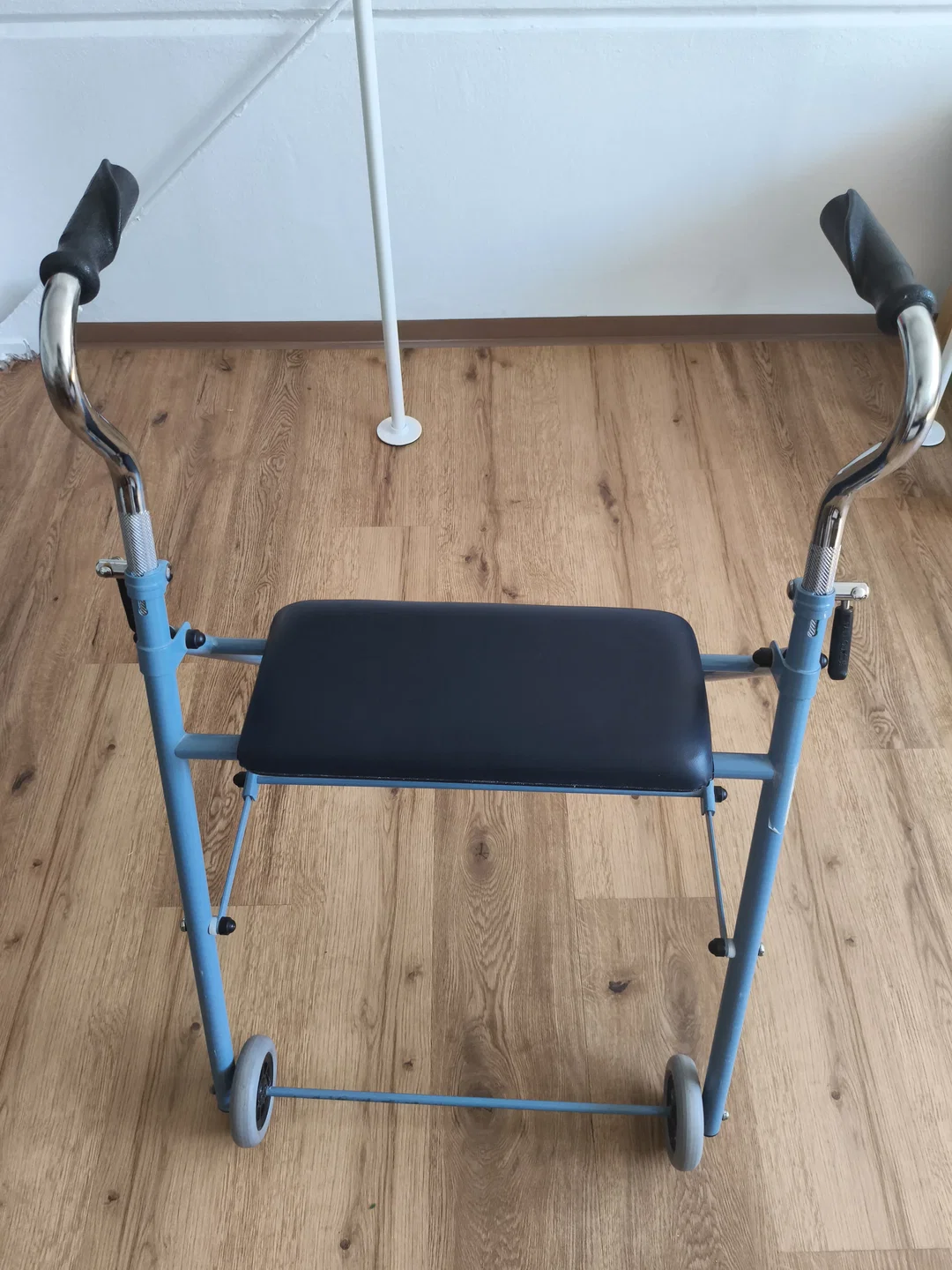 Faltbarer Rollator mit Sitz – Bild 2
