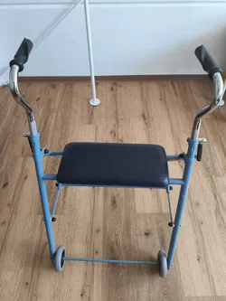 Faltbarer Rollator mit Sitz - Bild 2
