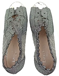 Laura Vita France Damen Peeptoes Pumps Blumendetails  silver/schwarz – Vorschau 4