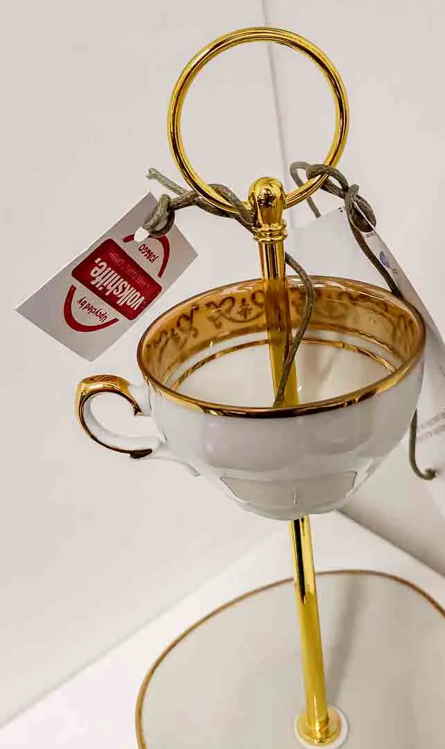 s'Stockerwerkal, Porzellan-Etagere mit Tasse und zwei Tellern Golddekor 3-stöckig – Bild 2