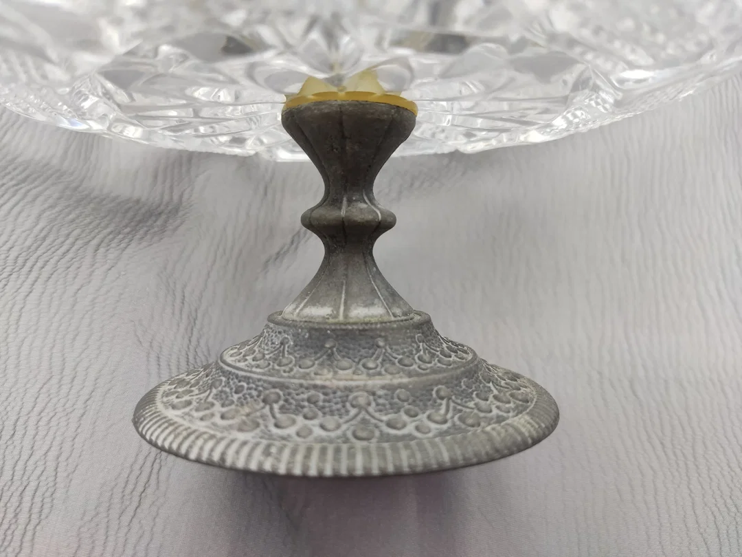 Alte Glasschüssel mit Metallfuß – Bild 7