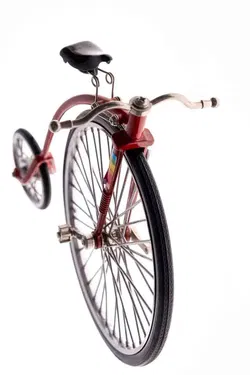 Vintage Fahrrad / Hochrad mit zwei Rädern in rot, Höhe 17cm - Bild 2