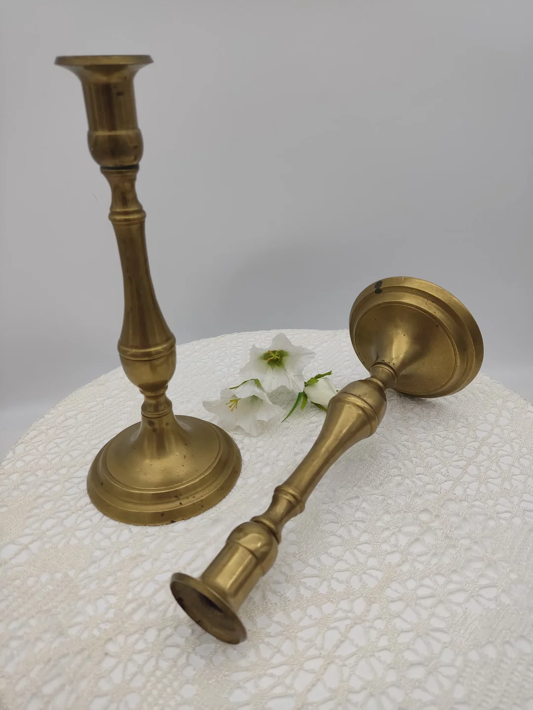 Kerzenständer Messing  2er Set, Höhe 23,5 cm, mit 2 Kerzen – Bild 3