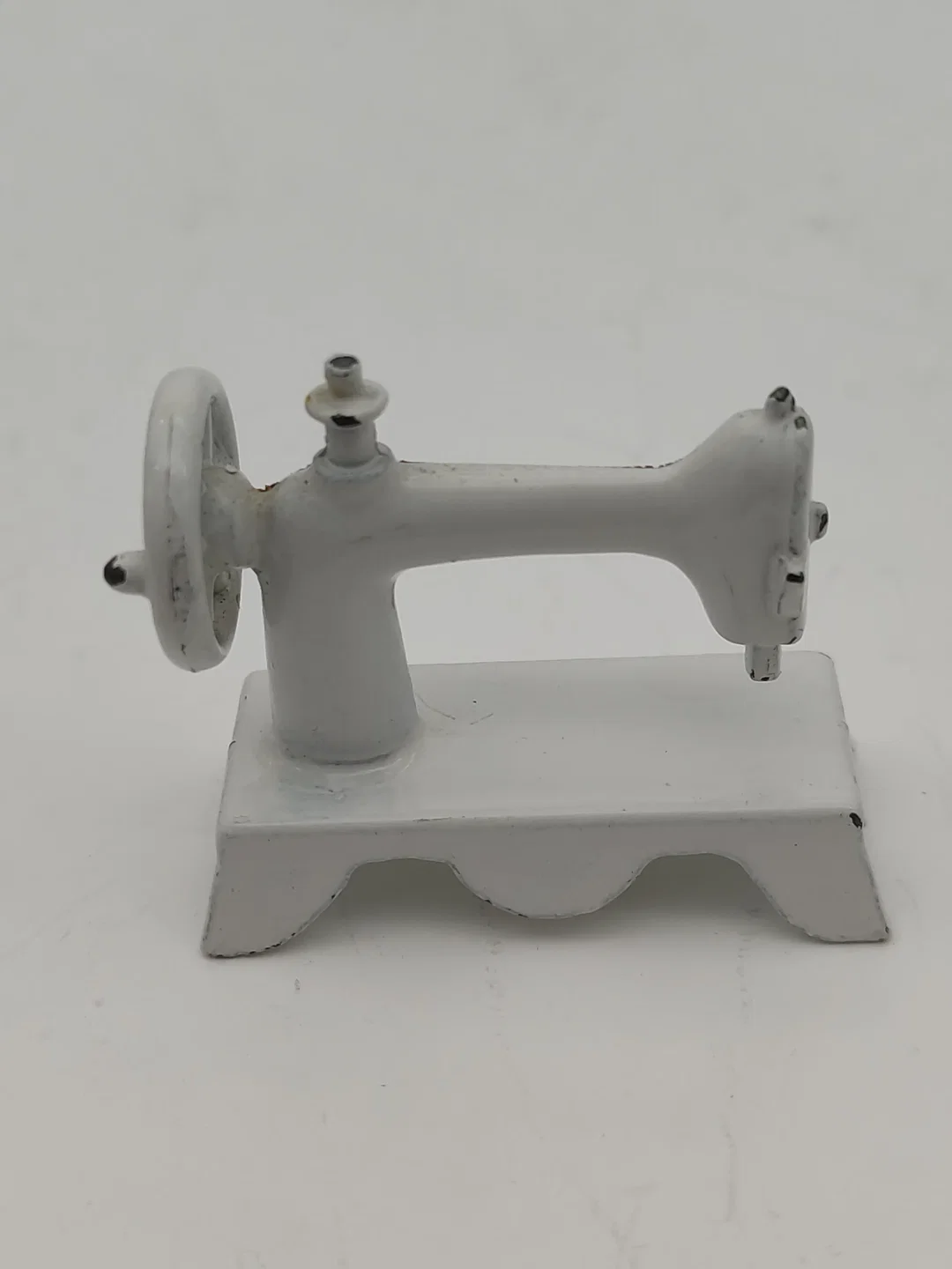 Puppenhaus Zubehör: Miniatur Metall Singer Nähmaschine | Sammlerstück mit Charakterspur – Bild 2