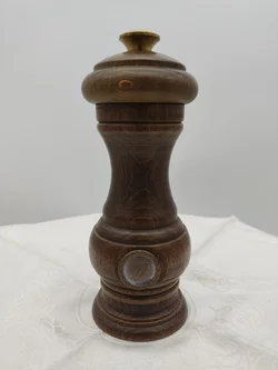 Zassenhaus Holz-Pfeffermühle, Metall-Emblem | Küchen-Erbstück mit Patina