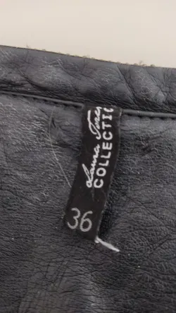 Laura Torelli Damen Kunstlederjacke mit Stoffeinsatz - schwarz mit Strasssteinen am Kragen - Gr.: 36 - Bild 6