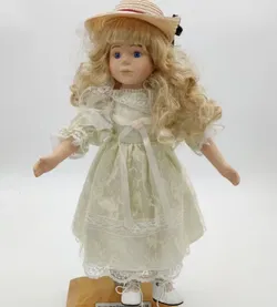 Hübsche Porzellanpuppe mit entzückendem Spitzenkleid und Strohhut - Bild 1