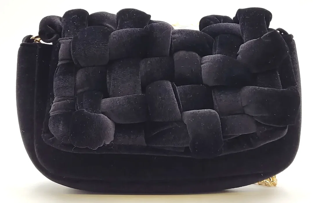 ONLY Samthandtasche schwarz mit geflochtenem Muster  – Bild 2