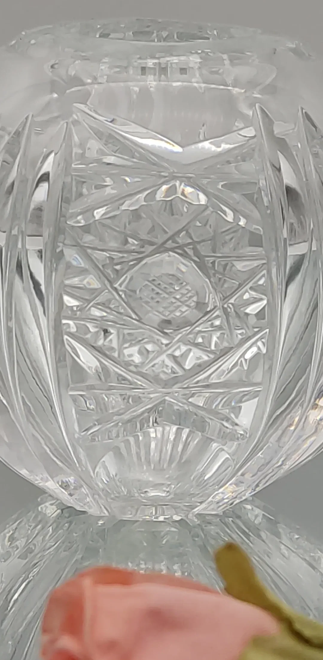 Kleine Kristallvase mit Blumenmotiv | Neuwertiges Unikat – Bild 2