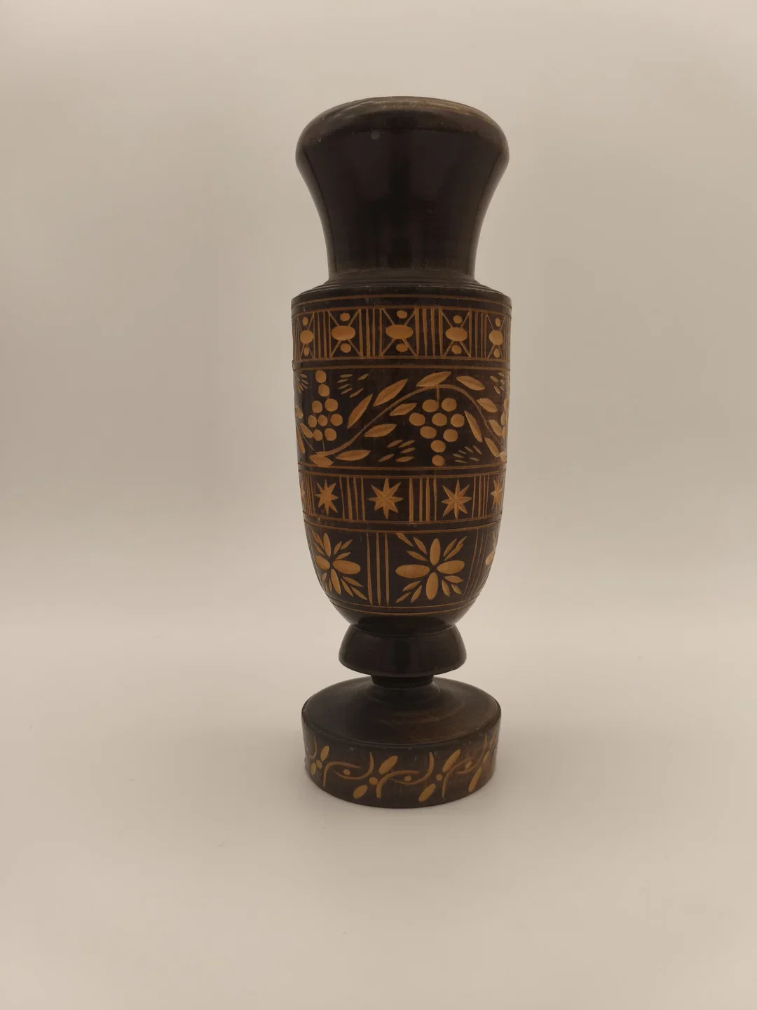 Vase mit Schnitzereien aus Holz  – Bild 2
