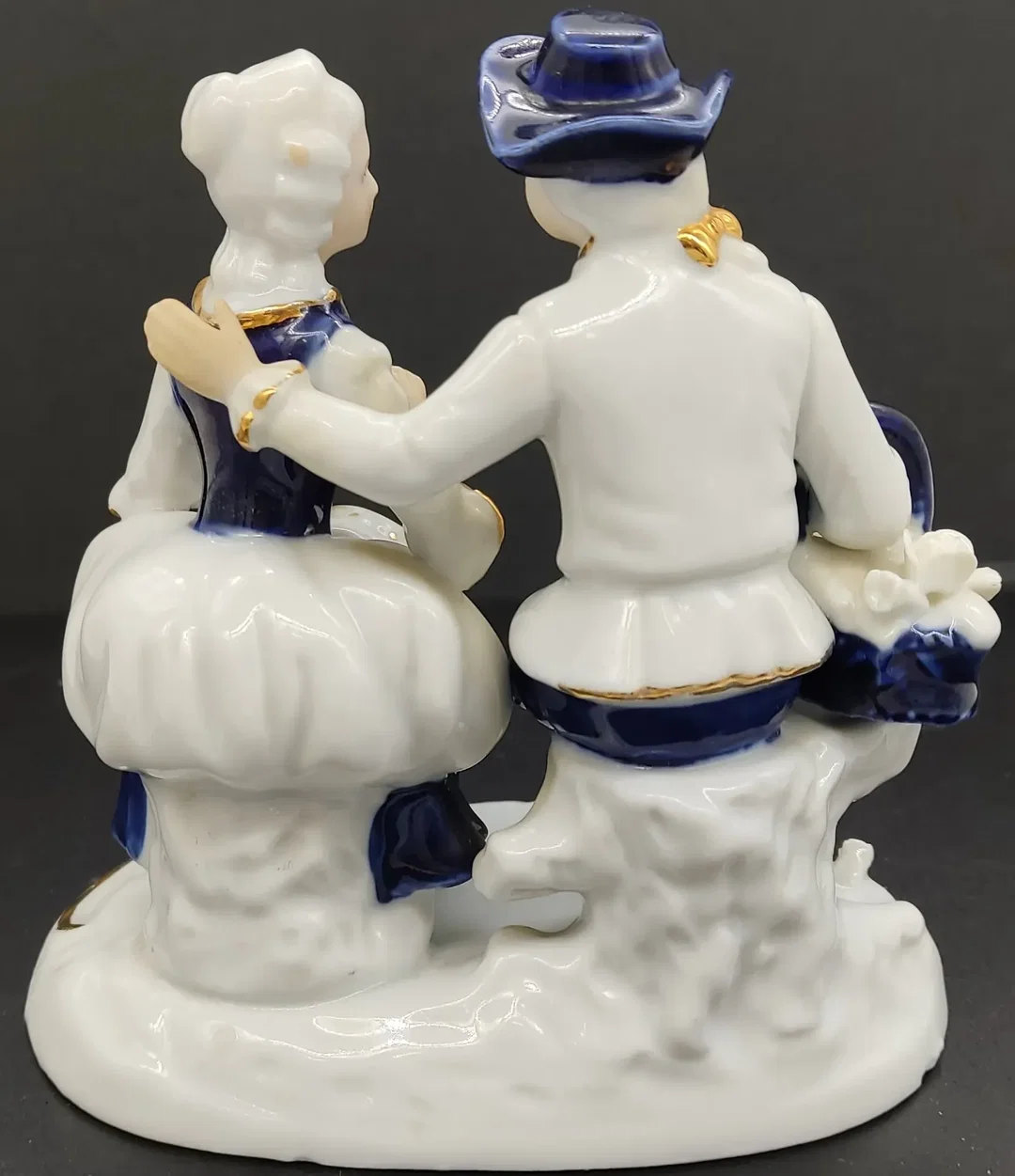 CDC Porzellan/Keramikfigur sitzendes romantisches Paar weiß/blau mit Goldverzierung – Bild 4