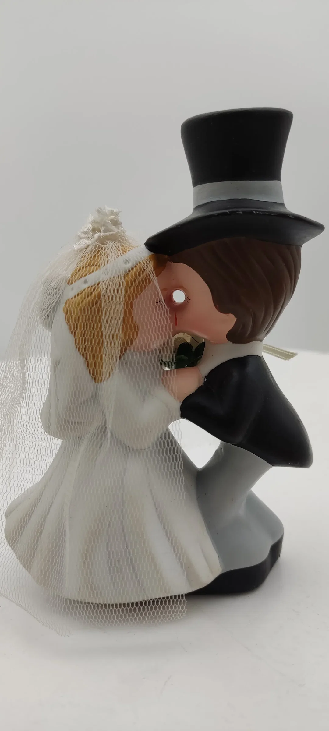 Keramik Hochzeitstortenfiguren 'Küssende Brautpaar' | Mit Schönheitsfehler - Bild 4