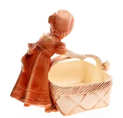 Keramikkisterl, Landfrau mit Korb, Höhe: 19 cm, Breite: 20,5 cm - Bild 3