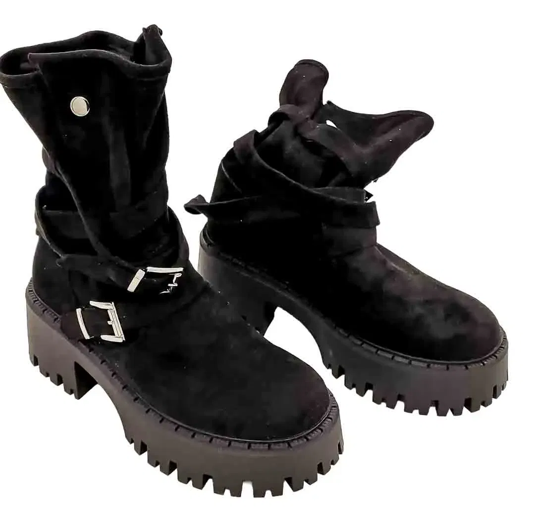 Schwarze Stiefel aus süßem Holz mit Trägern und kerbiger Sohle im Rock-Stil - Bild 1