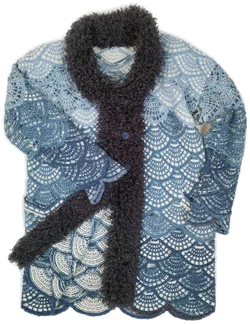 Handgestrickter Cardigan mit Knöpfen und Flauschkragen 