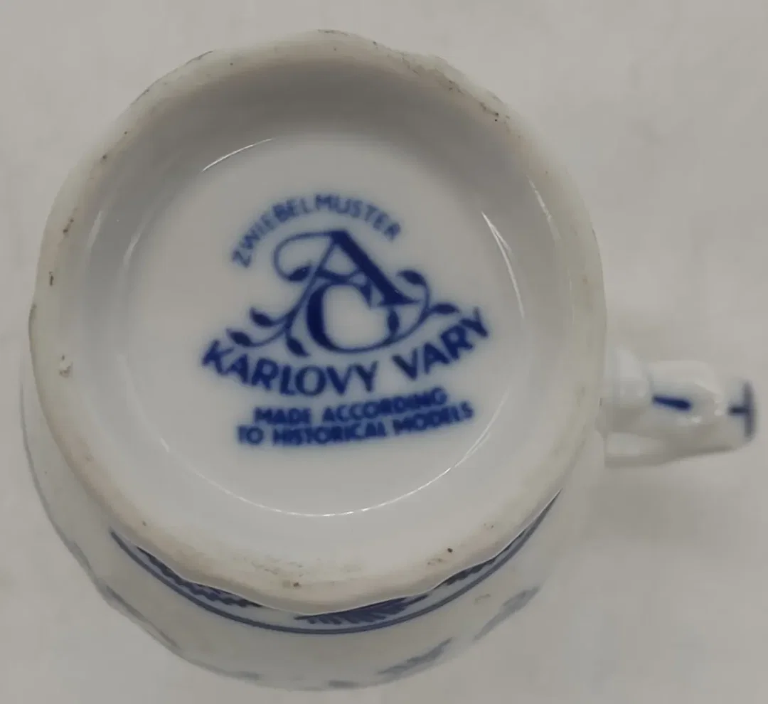 Karlovy Vary Porzellan/Keramik Krug Zwiebelmuster blau/weiß Höhe ca 11,8cm – Bild 6