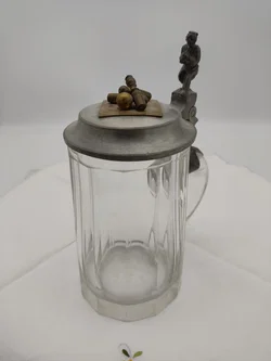Antiker Glaskrug mit Keglerfigur und Kegel mit Kugel auf dem Zinndeckel, 0,5 Liter, ca 100 bis125 Jahre alt