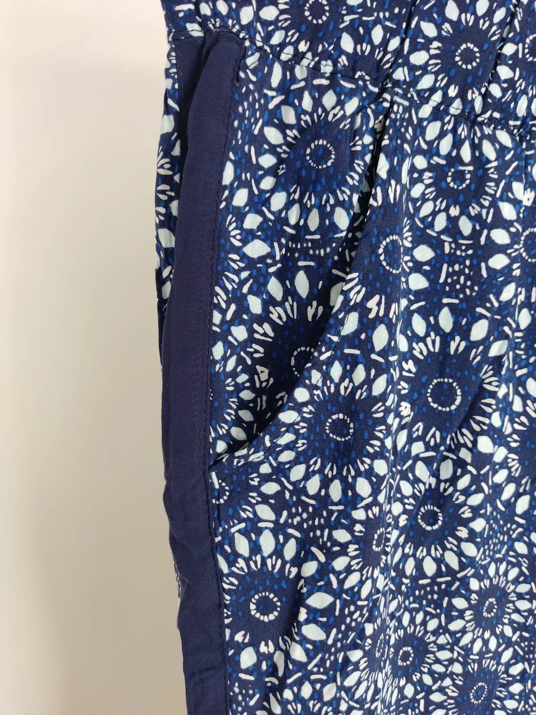 Hose, lang mit Gummizugbund, blau/weiß gemustert, Größe XL – Bild 2