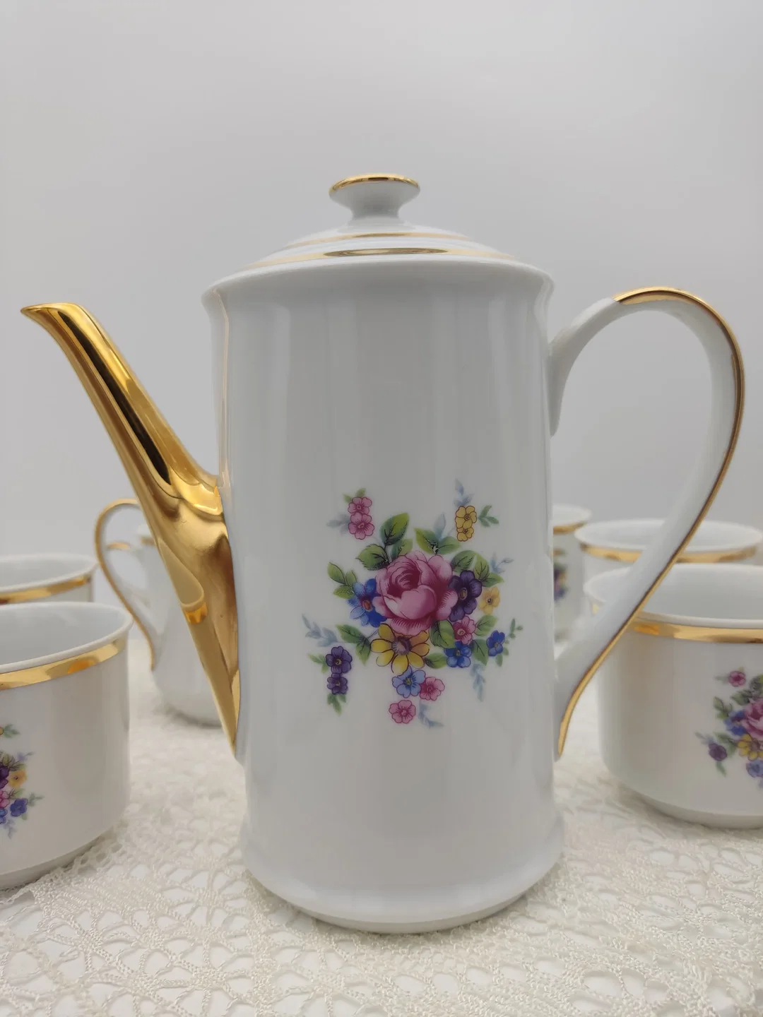  Porzellan-Teeservice mit Kanne & Milchkännchen, Goldrand | Vintage-Charme – Bild 10