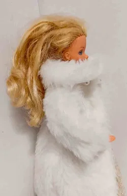 Vintage Barbie-Puppe mit weißem Pelzmantel und Spitzenkleid ca 30 cm – Vorschau 3