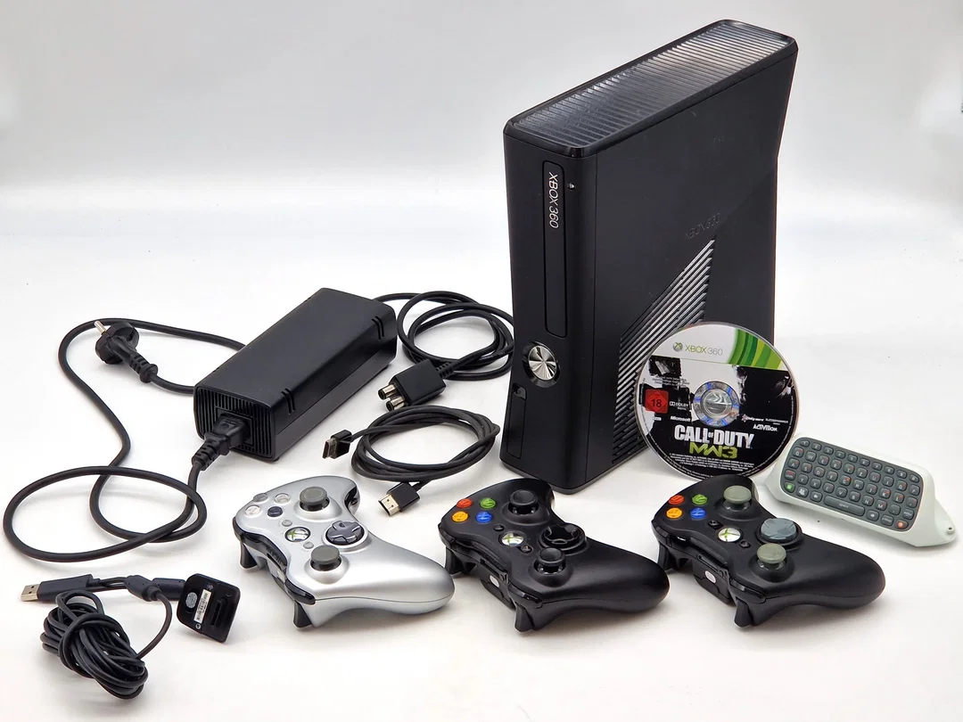 Microsoft Xbox 360 S Set - Xbox 360 Slim Konsole mit 3 Controllern, Chatpad und Zubehör - Bild 1