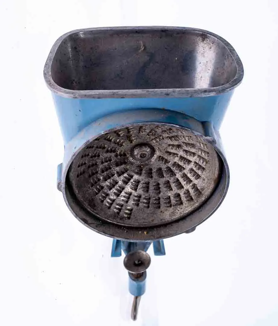 REKORD Vintage Tischmühle mit Handkurbel in hellblau, Höhe 34cm – Bild 3