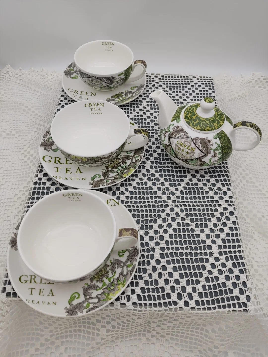 Porzellan 'Green Tee'-Set (Kanne, 3 Tassen mit Unterteller) von Paula Scaletta | Designer-Schatz – Bild 5