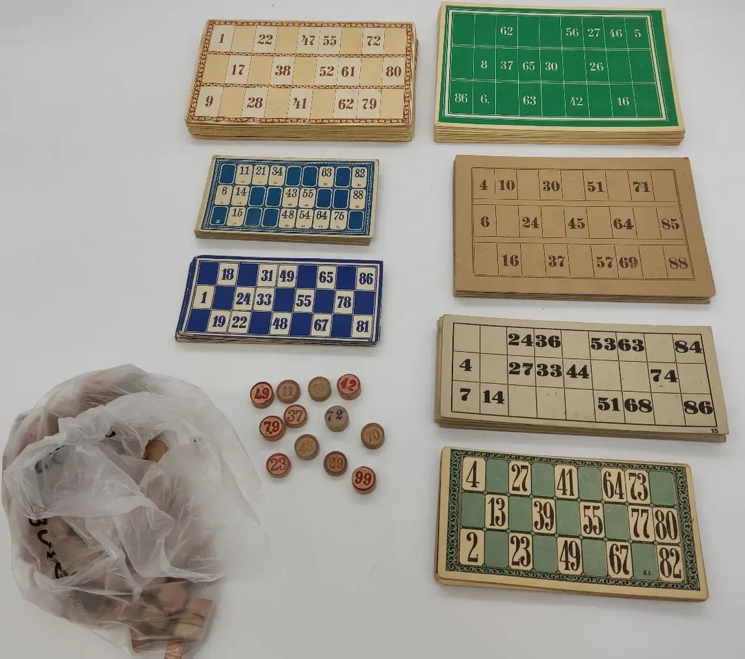 Vintage Sammlung von Bingokarten und Steinen  – Bild 3