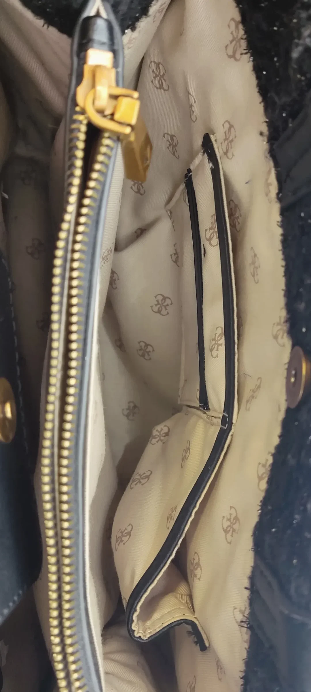 Guess Damen Bouclétasche schwarz – Bild 7