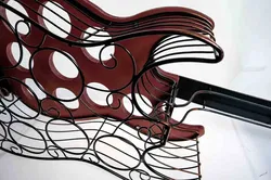 Weinregal in Gitarrenform, ca. 110 cm hoch, 9-Flaschen-Standregal, Metall/Holz, dunkelbraun - Bild 8