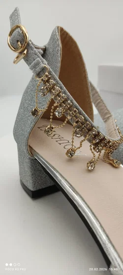 Silberfarbene Glitzer-Pumps mit Strass-Anhängern - Bild 5