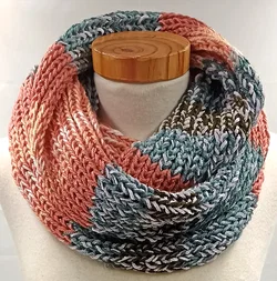 Hadgestrickter Loop Schal