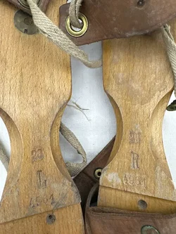 Antike Holzschlittschuhe mit Metallkufen - aus dem 19. Jahrhundert – Vorschau 4