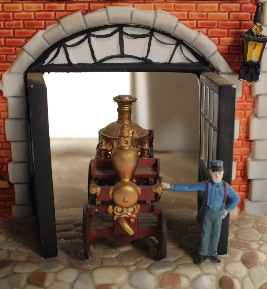 Old World Village – Fire Station – beleuchtetes Porzellanhaus – Made in China – Bild 4
