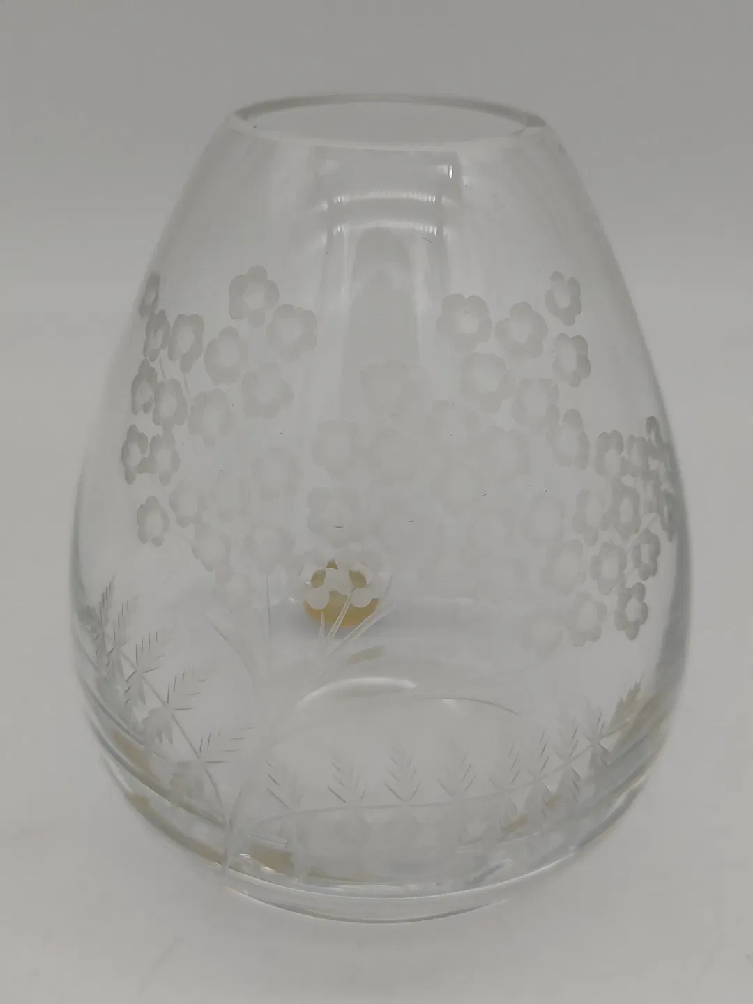 Kleine Tischvase aus Glas mit eingraviertem Blumenmotiv - Höhe 11 cm - Bild 4
